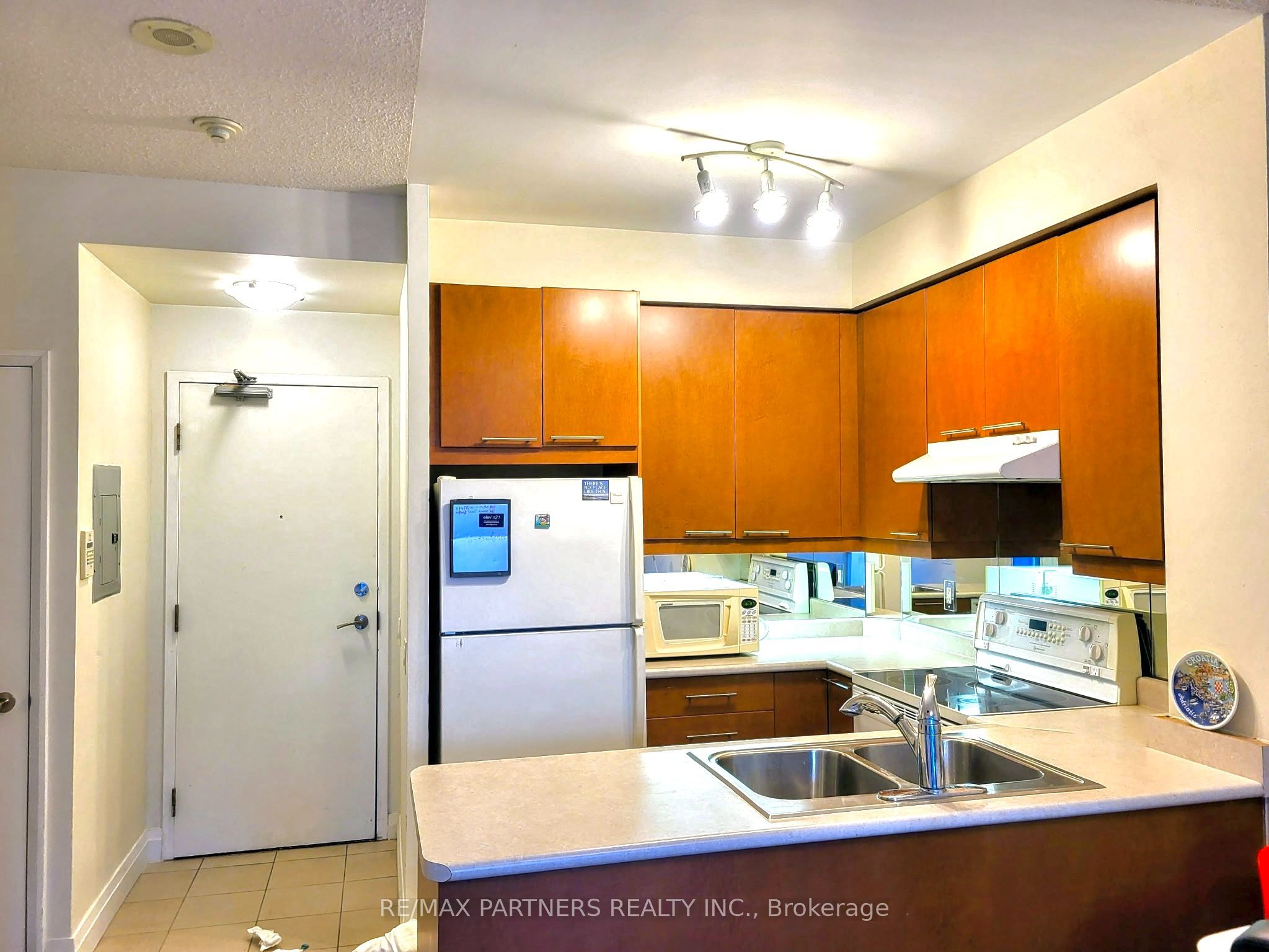 Unit 908 - 1121 Bay Street, Toronto 5