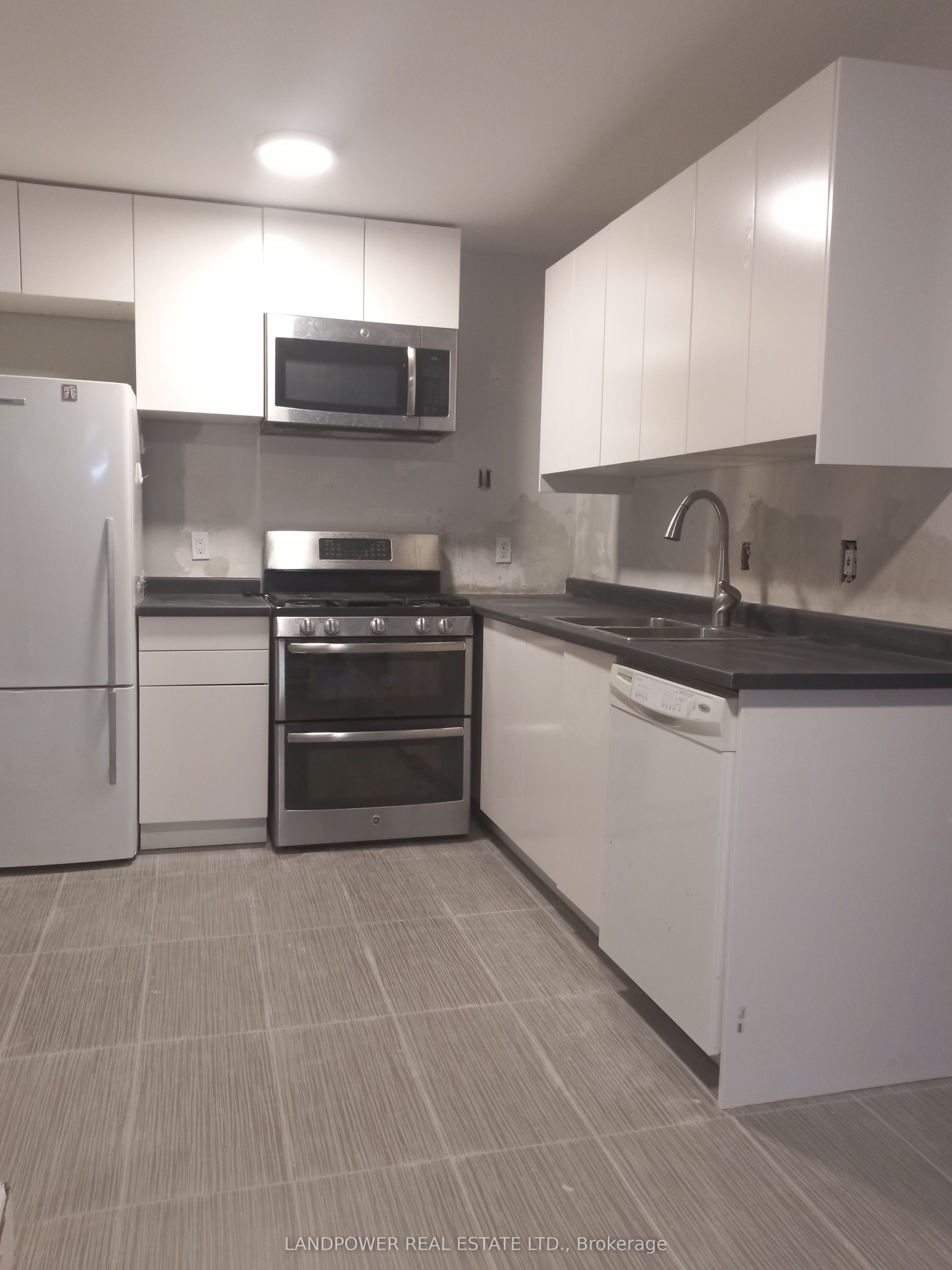 Unit 3 bedrooms - 8 Clareville Crescent, North York 3