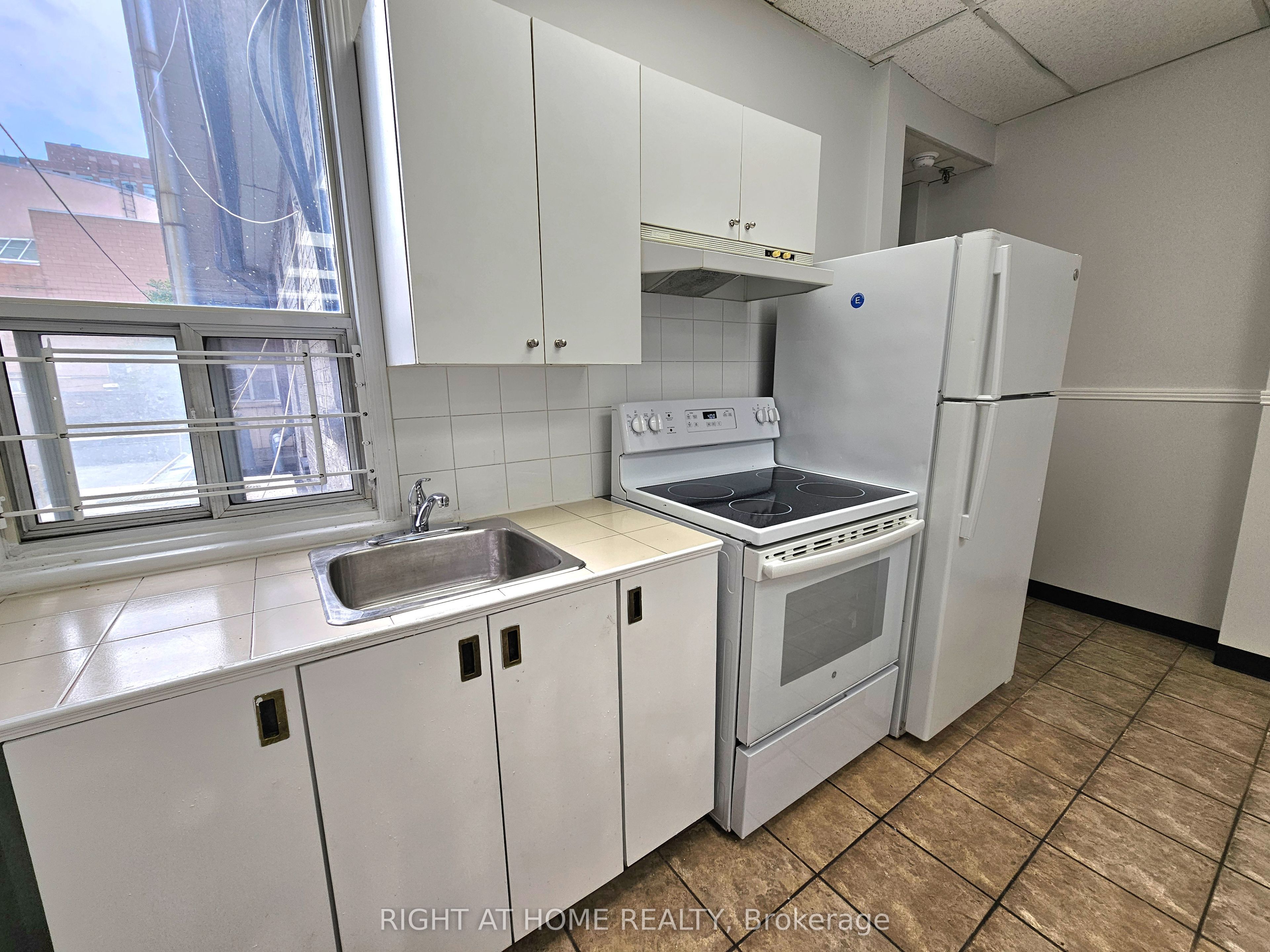 Unit 2 - 516 Yonge Street, Toronto 3