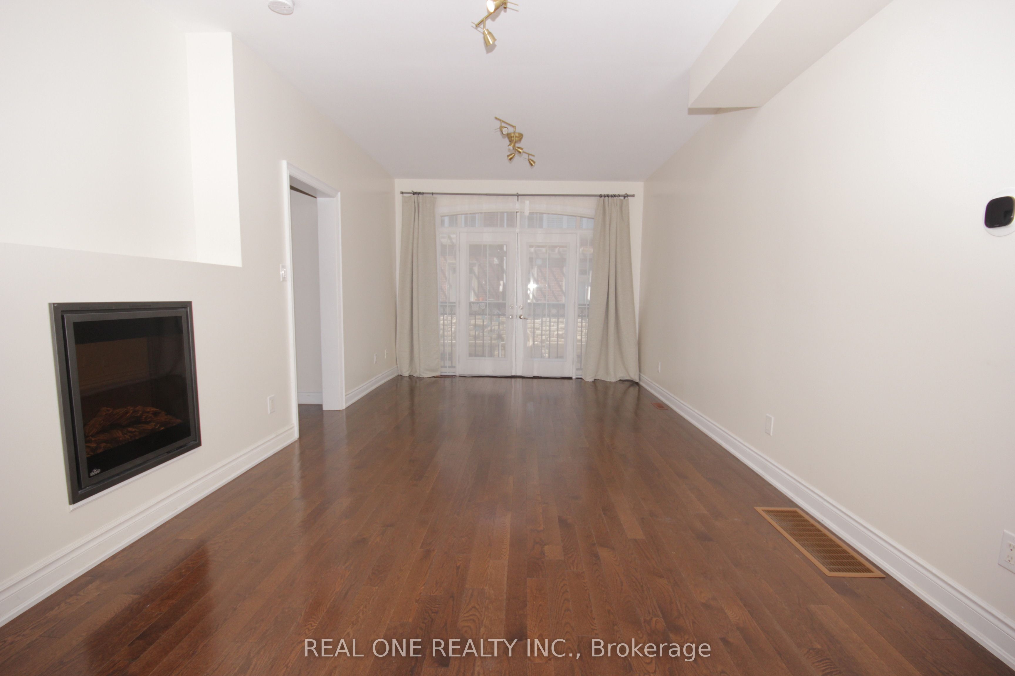 7 Slingsby Lane, North York 4