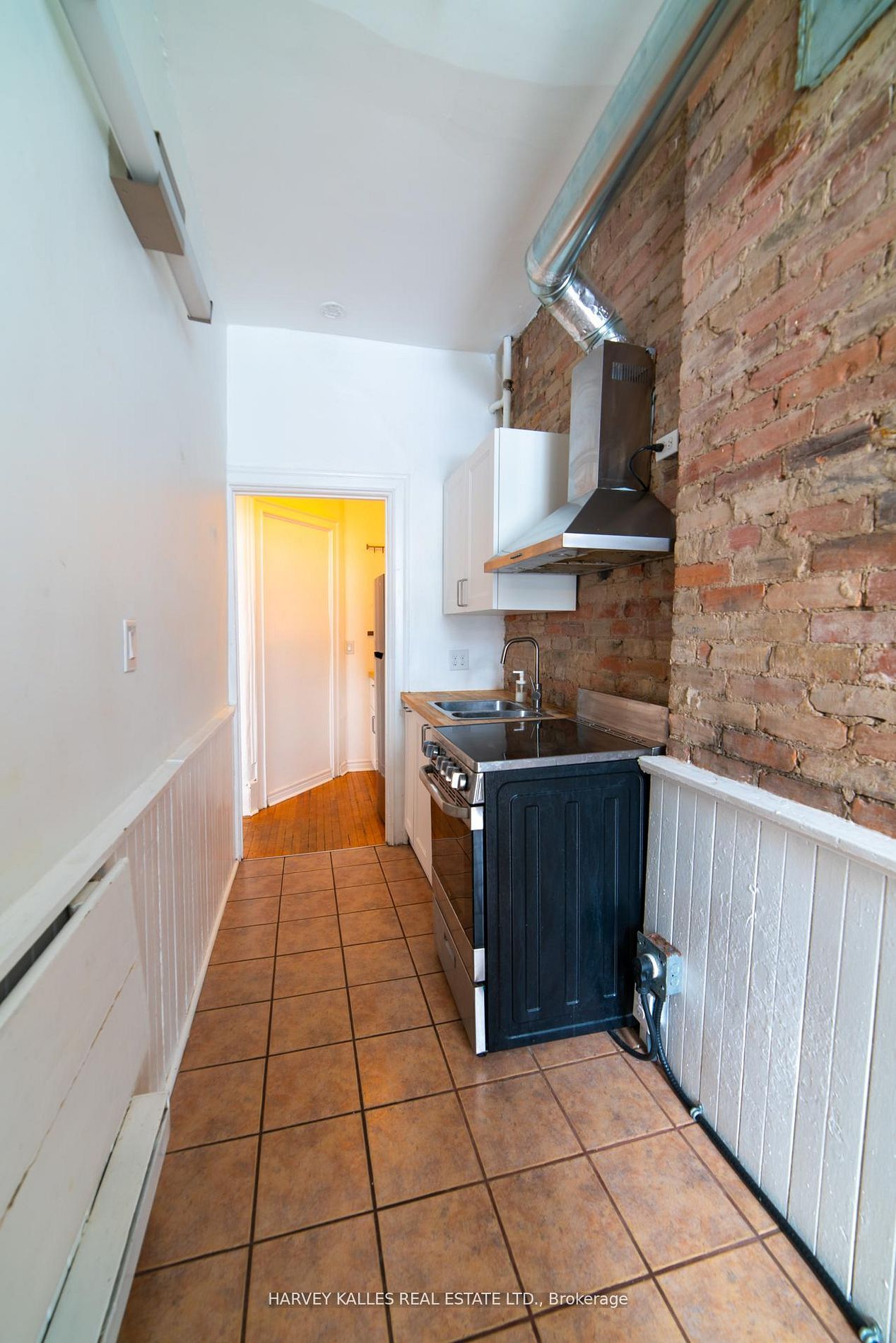 Unit 100 - 678 Huron Street, Toronto 4