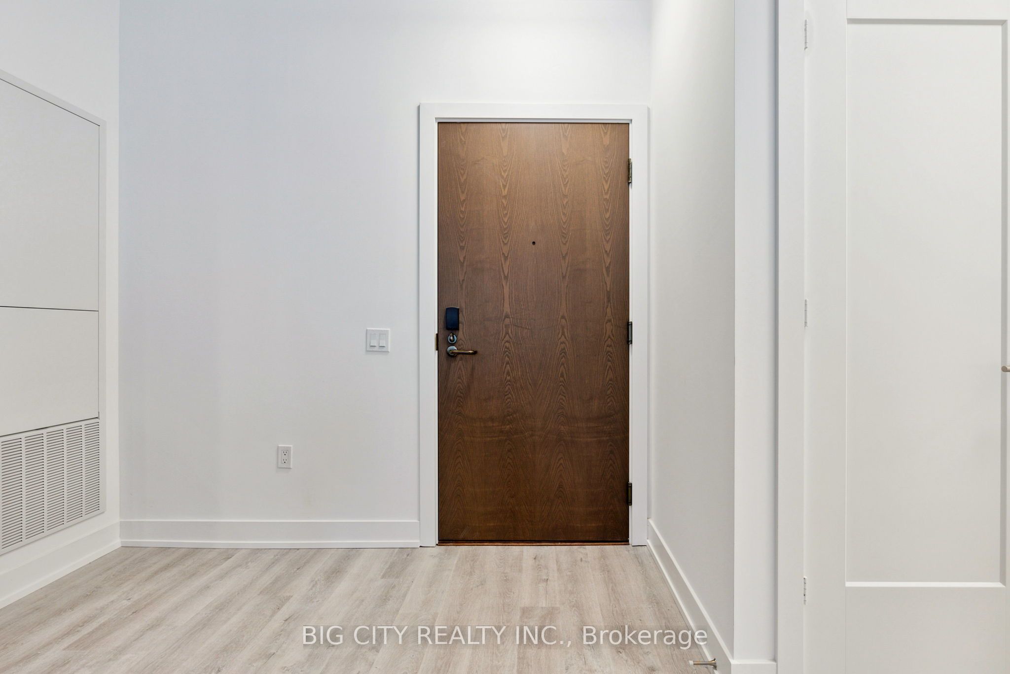 Unit 441 - 20 Inn on the park Drive, North York 2