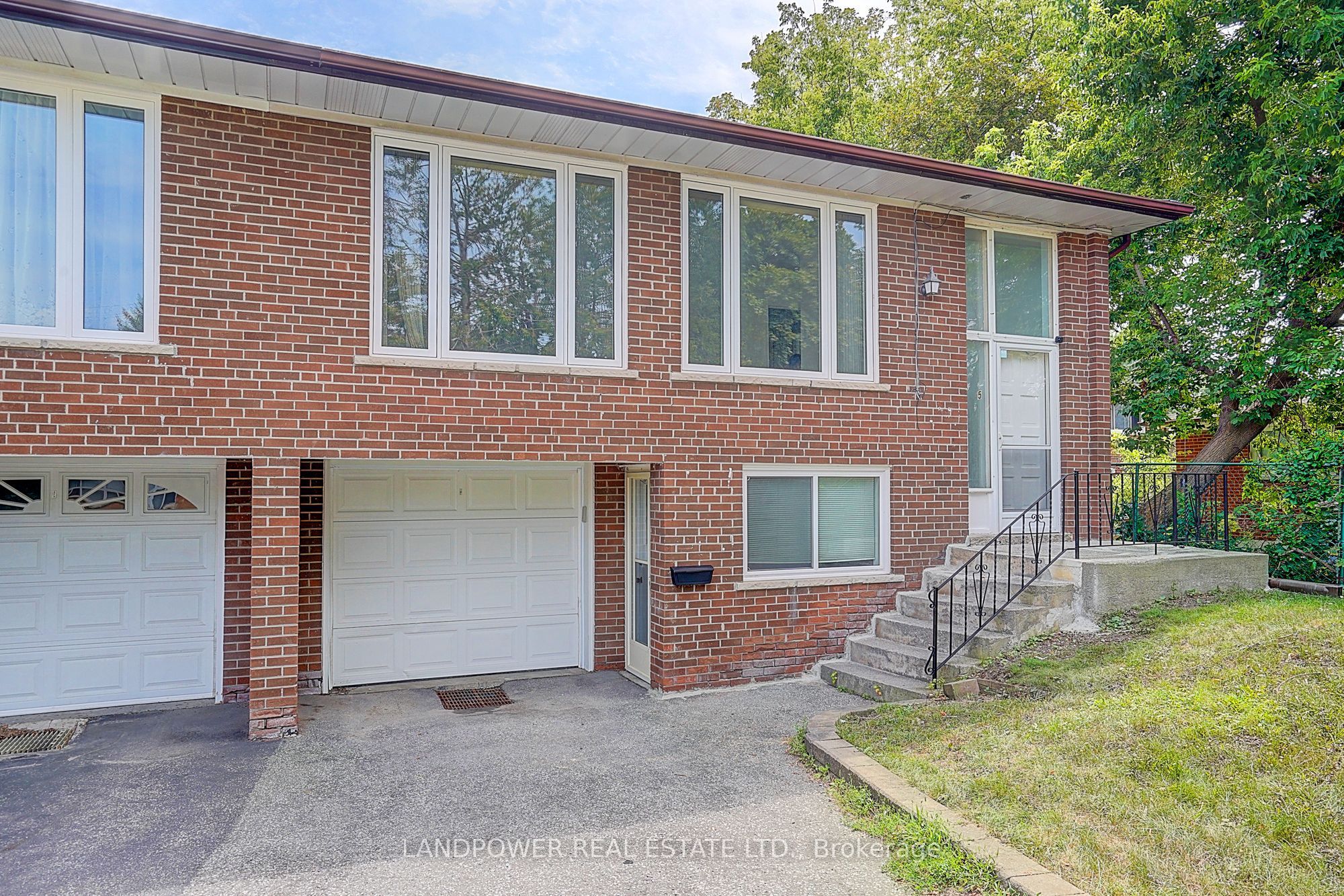 5 Foxhound Court, North York 2
