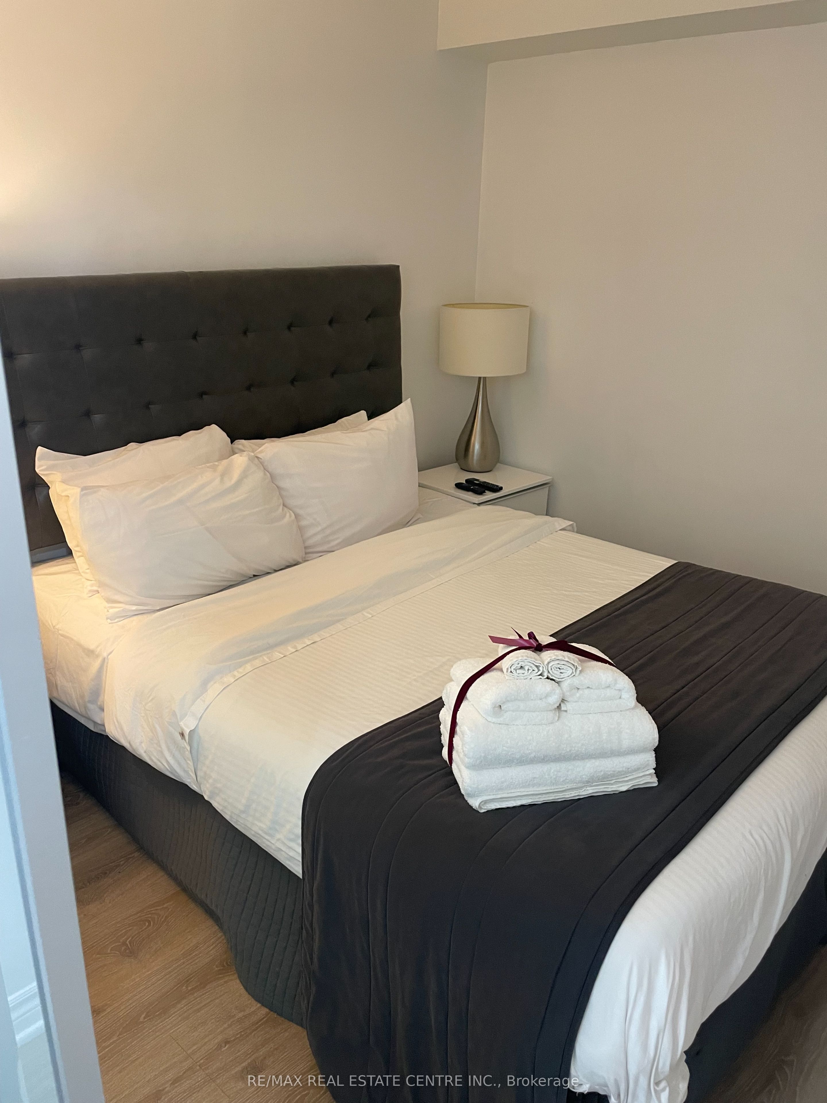 Unit 724 - 386 Yonge Street, Toronto 4