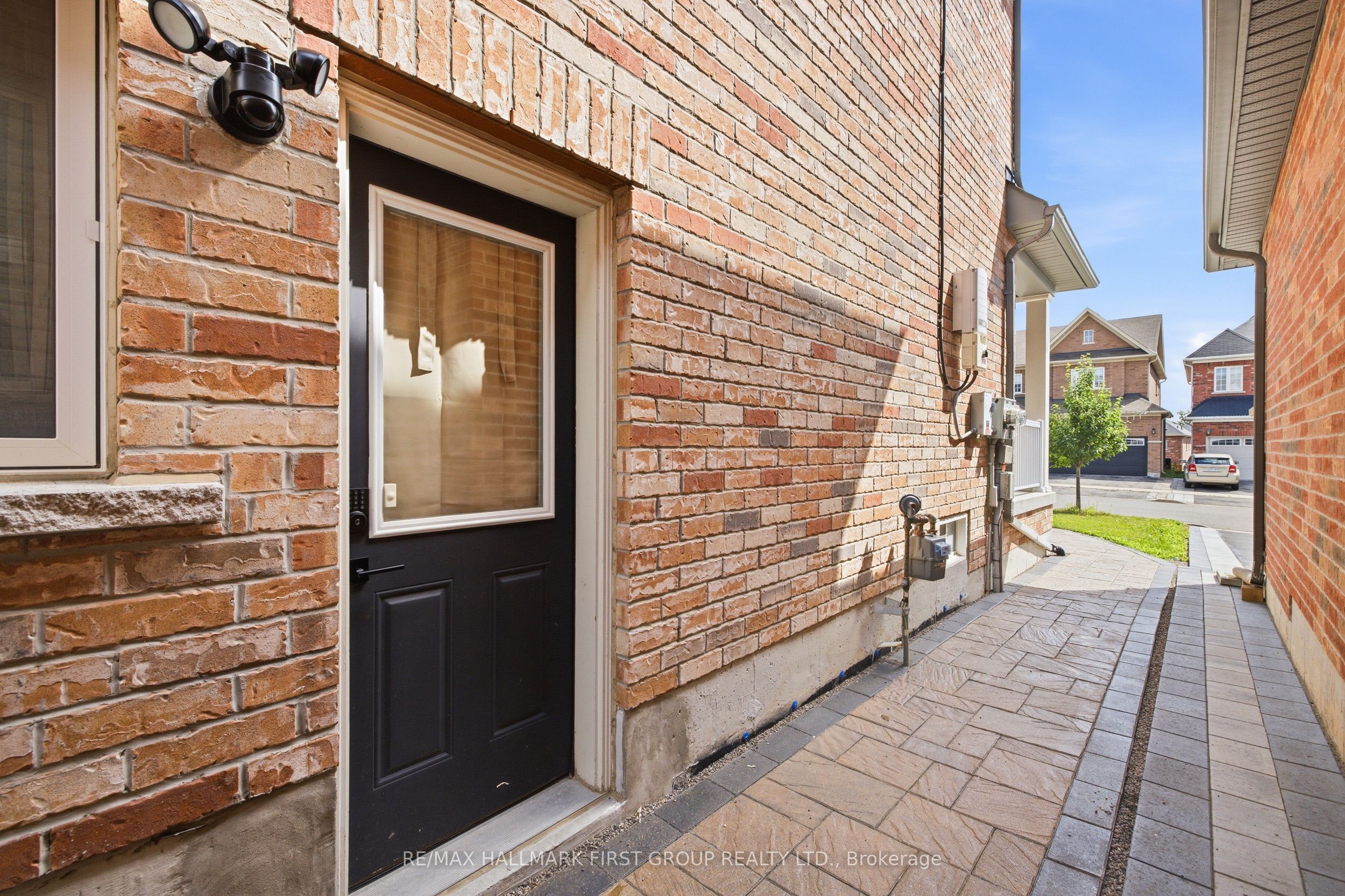 527 Halo Street, Oshawa 2