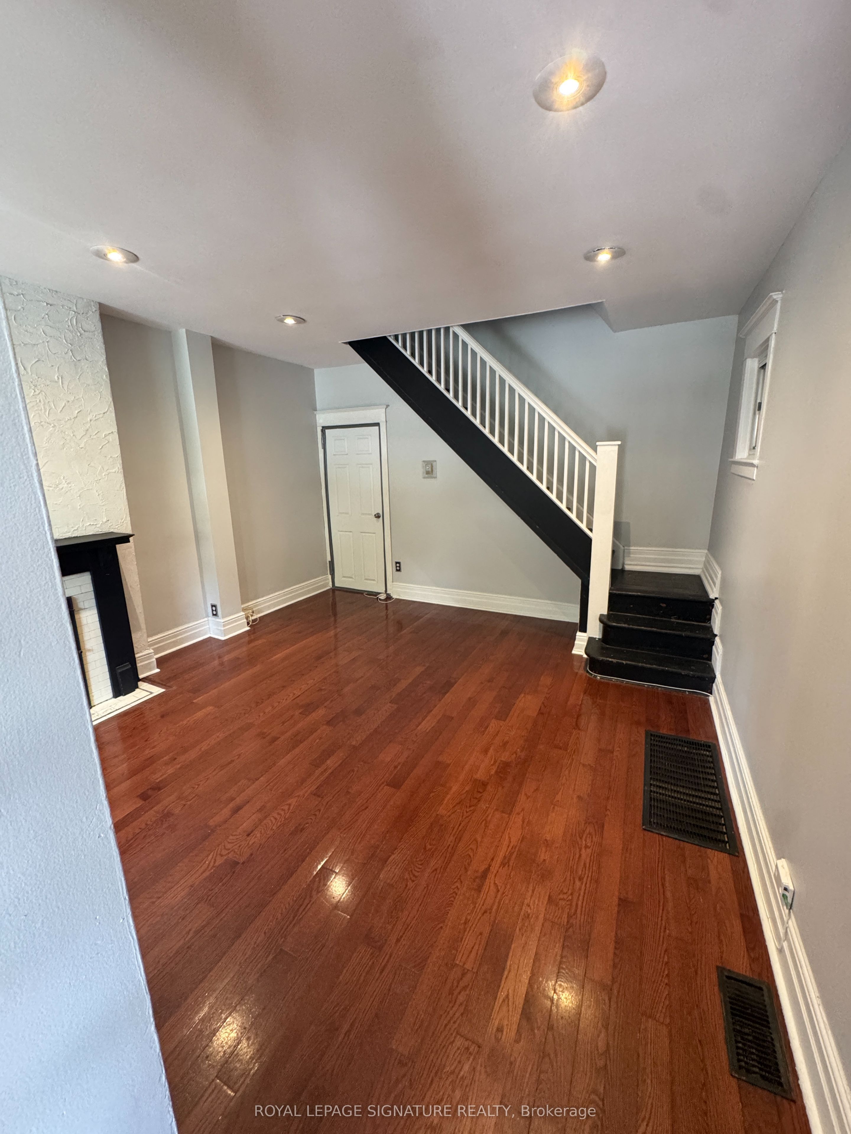 920 Woodbine Avenue, Toronto 3