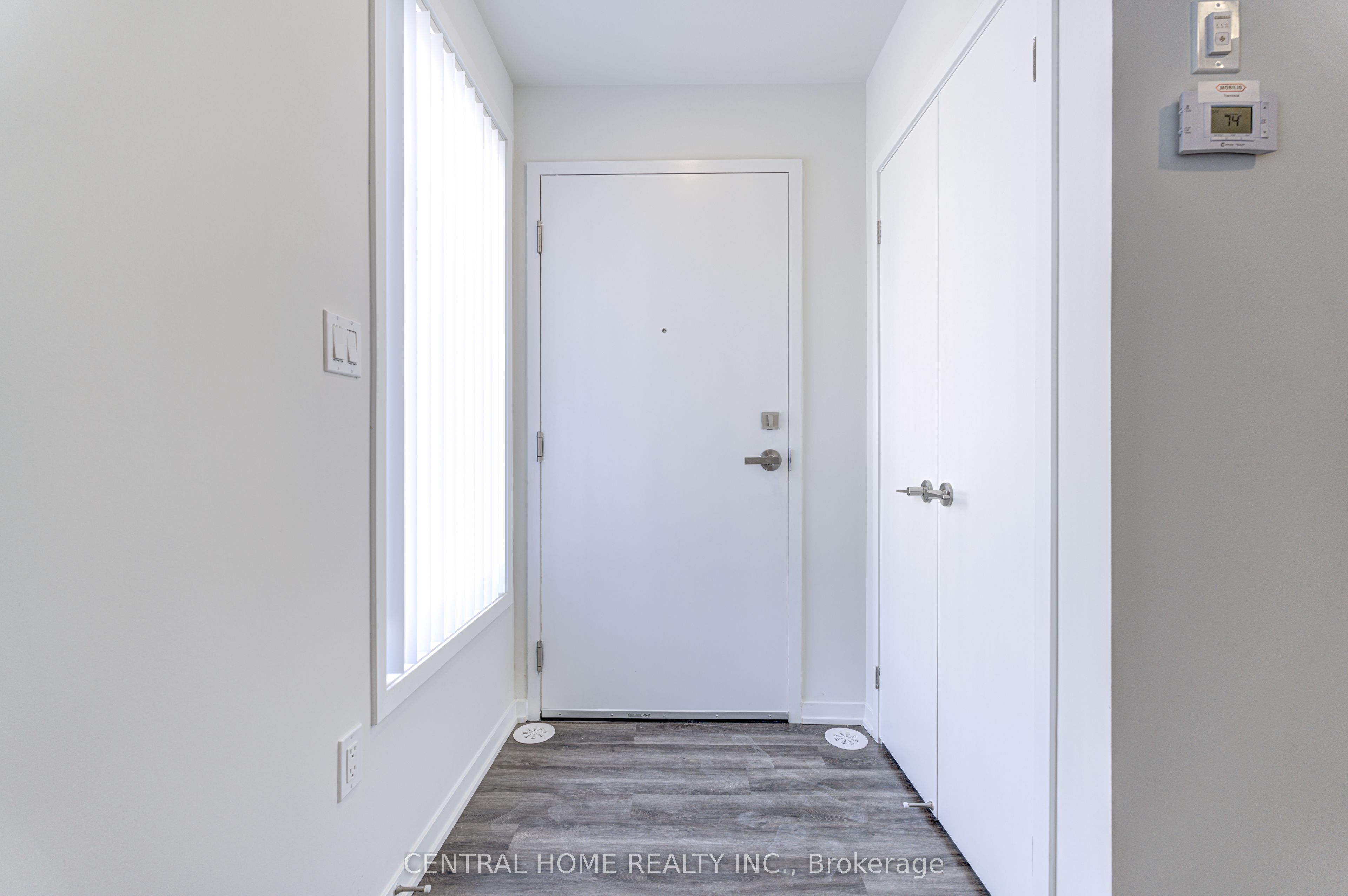 Unit 312 - 130 Honeycrisp Crescent, Vaughan 3
