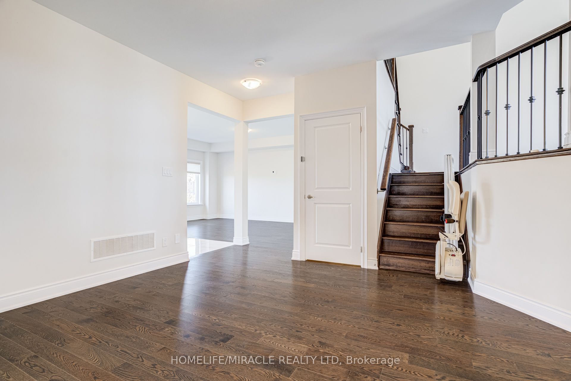 25 Lorne Thomas Place, New Tecumseth 4