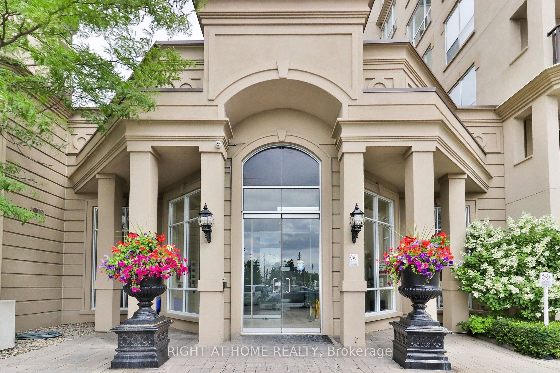 Unit 305 - 8 Maison Parc Court, Vaughan 3