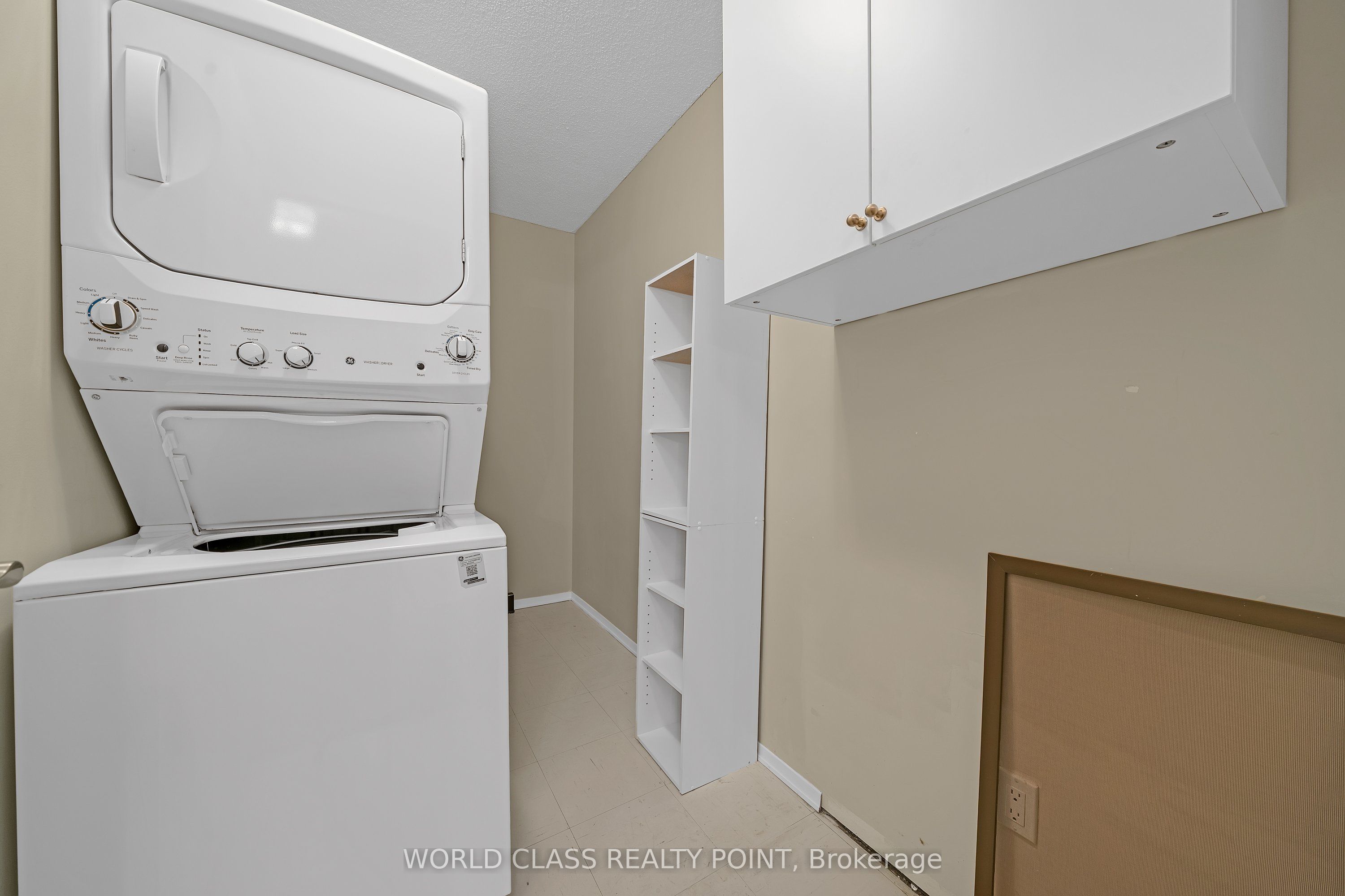 Unit 201 - 40 Harding Boulevard W, Richmond Hill 3