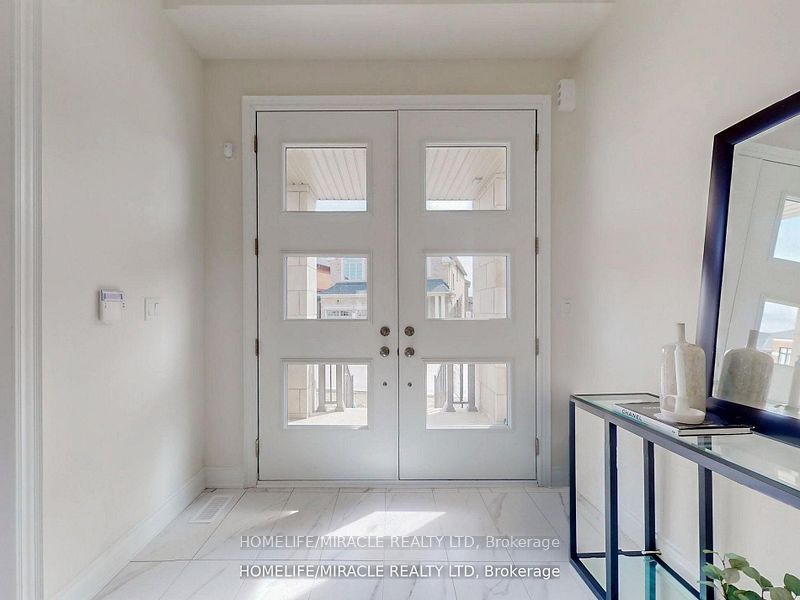 25 Joiner Circle, Whitchurch-Stouffville 2