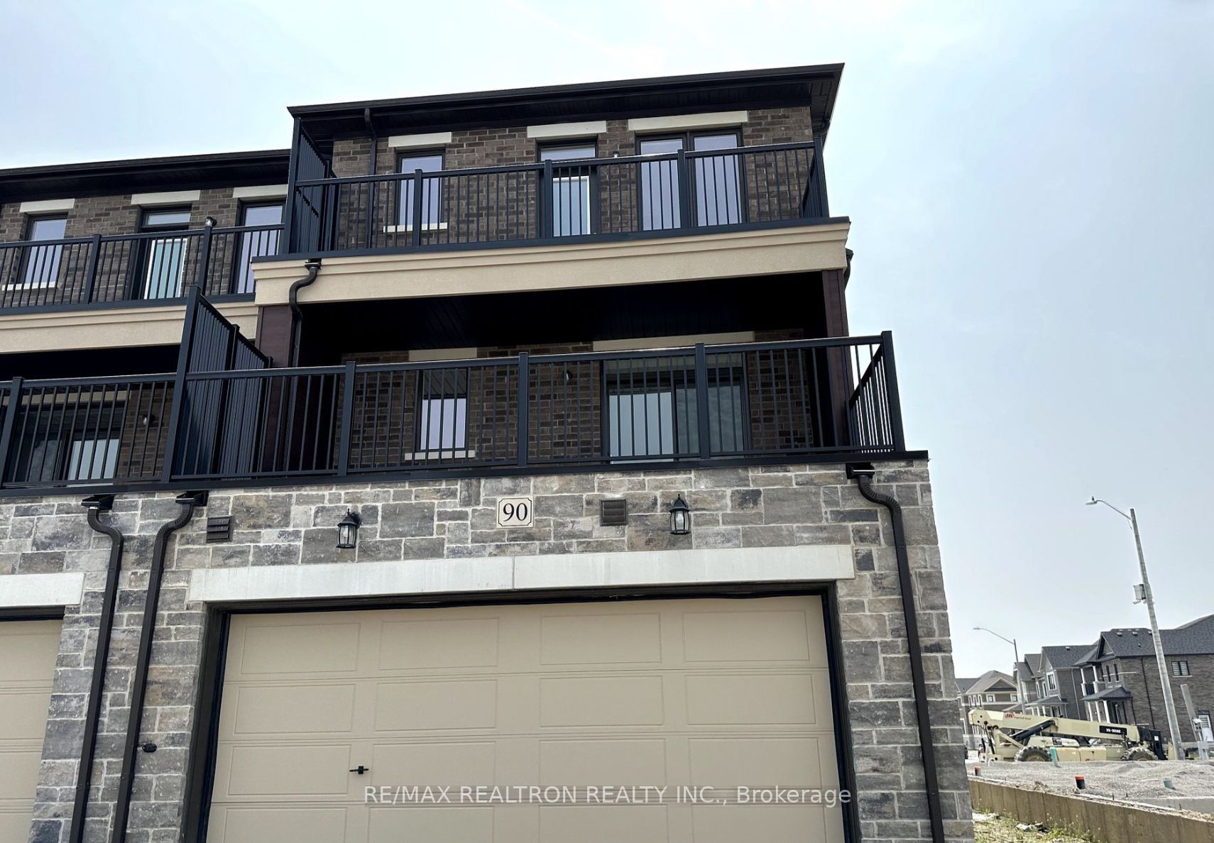 90 Robert Eaton Avenue, Markham 2