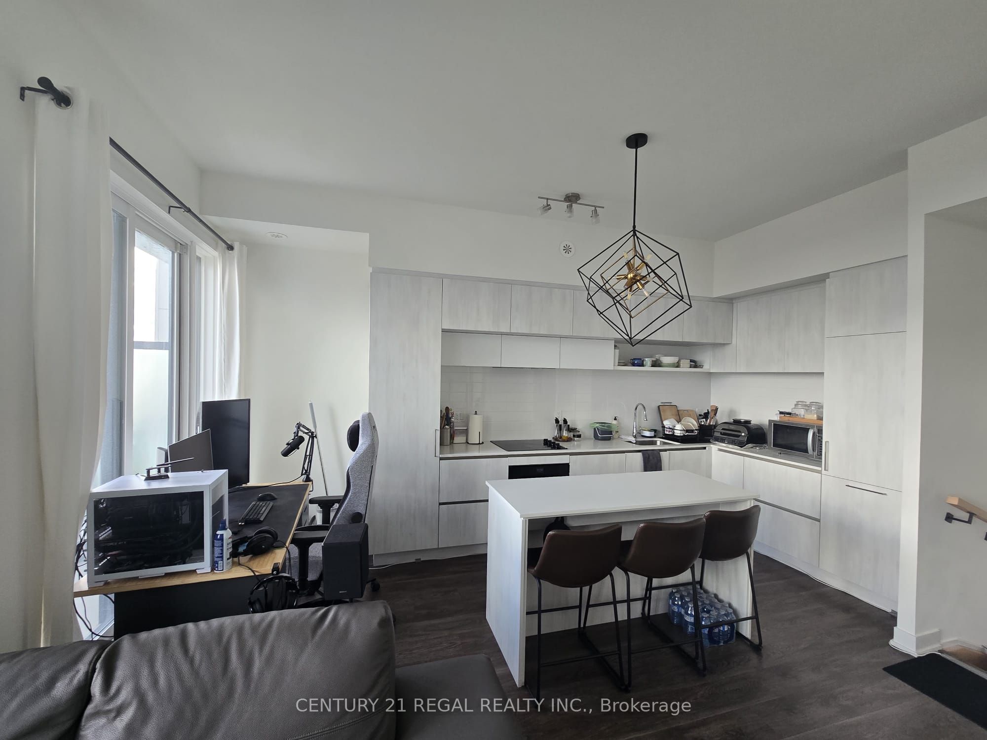 Unit 811 - 3 Steckley House Lane, Richmond Hill 3