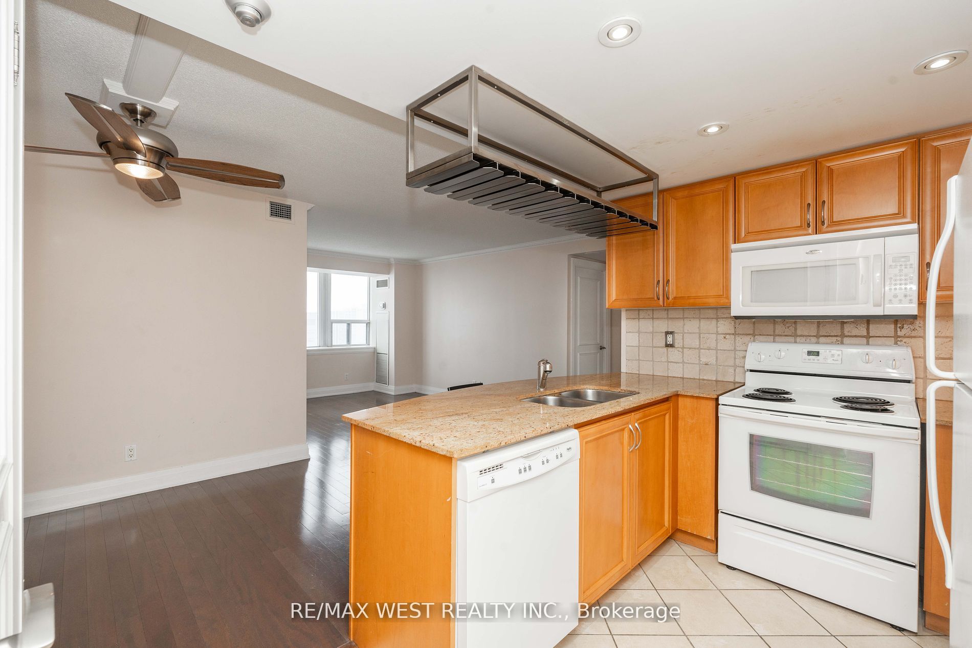 Unit 817 - 2737 Keele Street, North York 5
