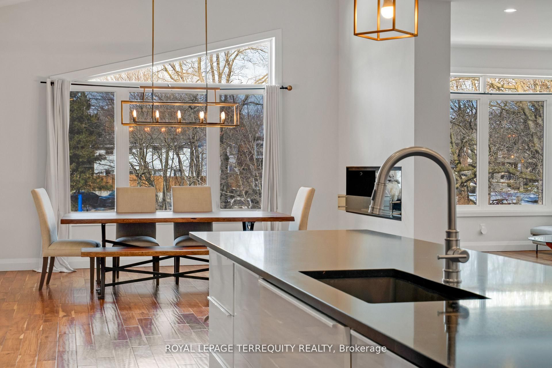 716 North Shore Boulevard E, Burlington 5