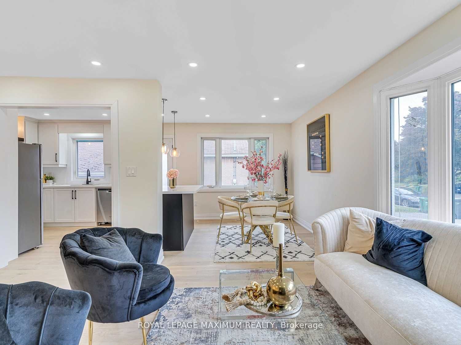 Unit Upper Level - 8 Lawrence Crescent, Brampton 4