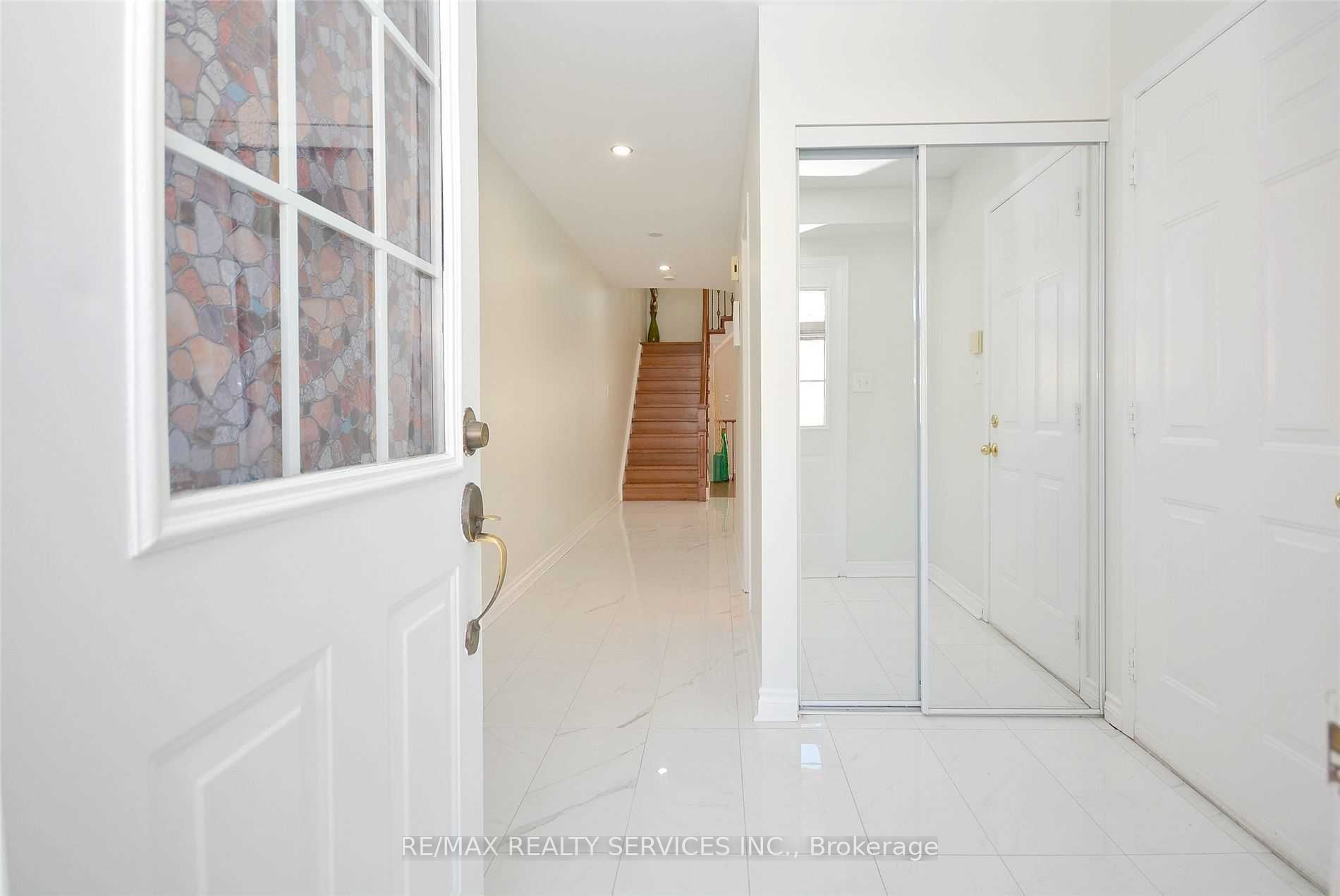 22 Berkindale Court, Brampton 2