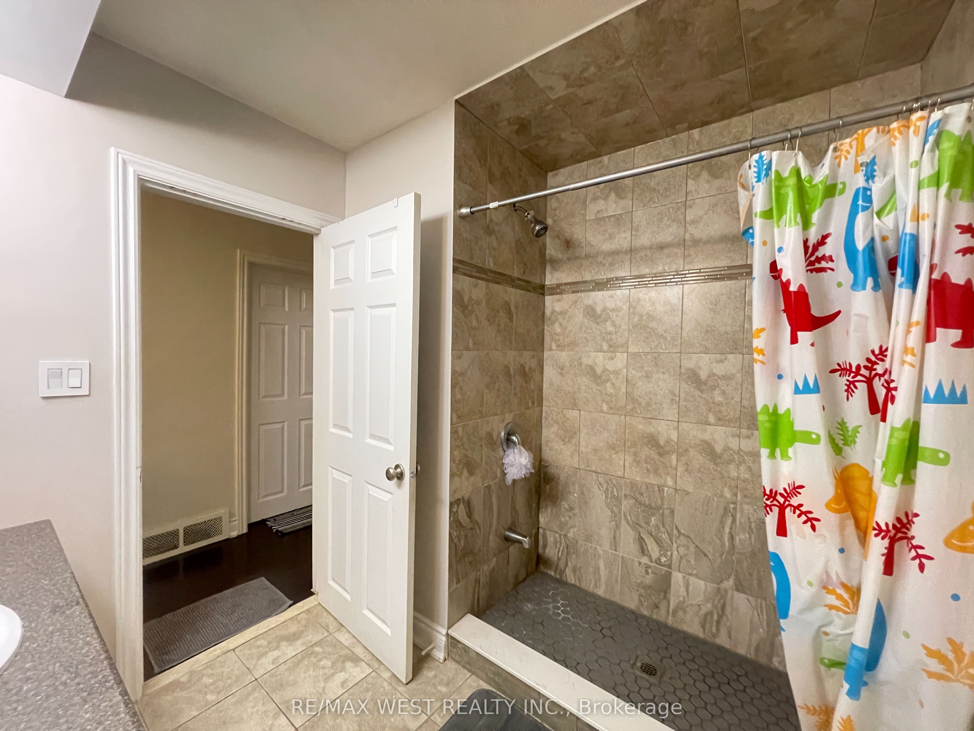 Unit Upper - 25 Coronado Court, North York 5