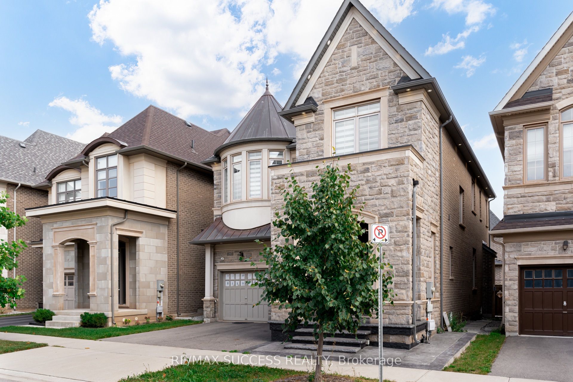 62 Threshing Mill Boulevard, Oakville 2