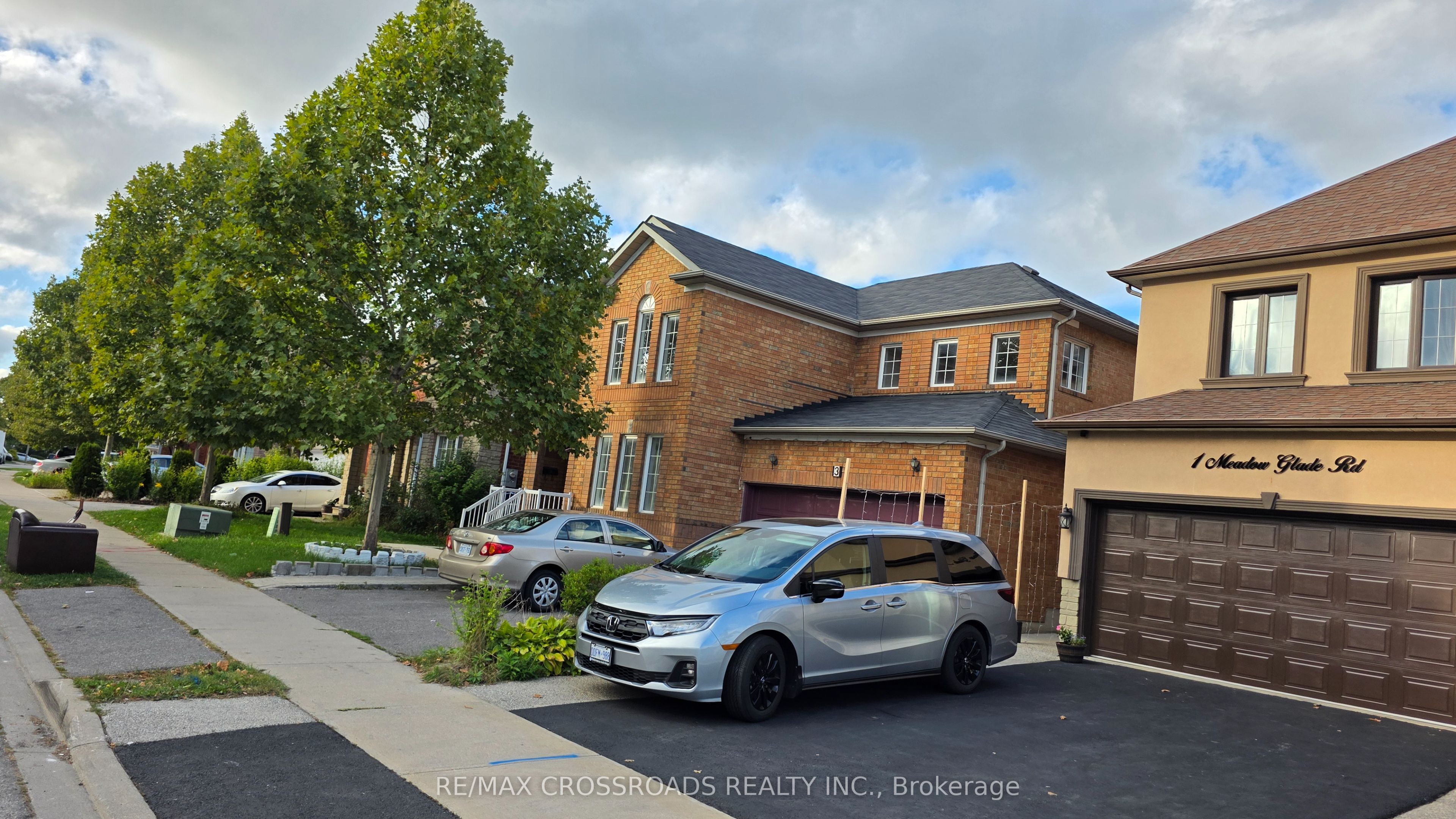 3 Meadow Glade Road, Brampton 5