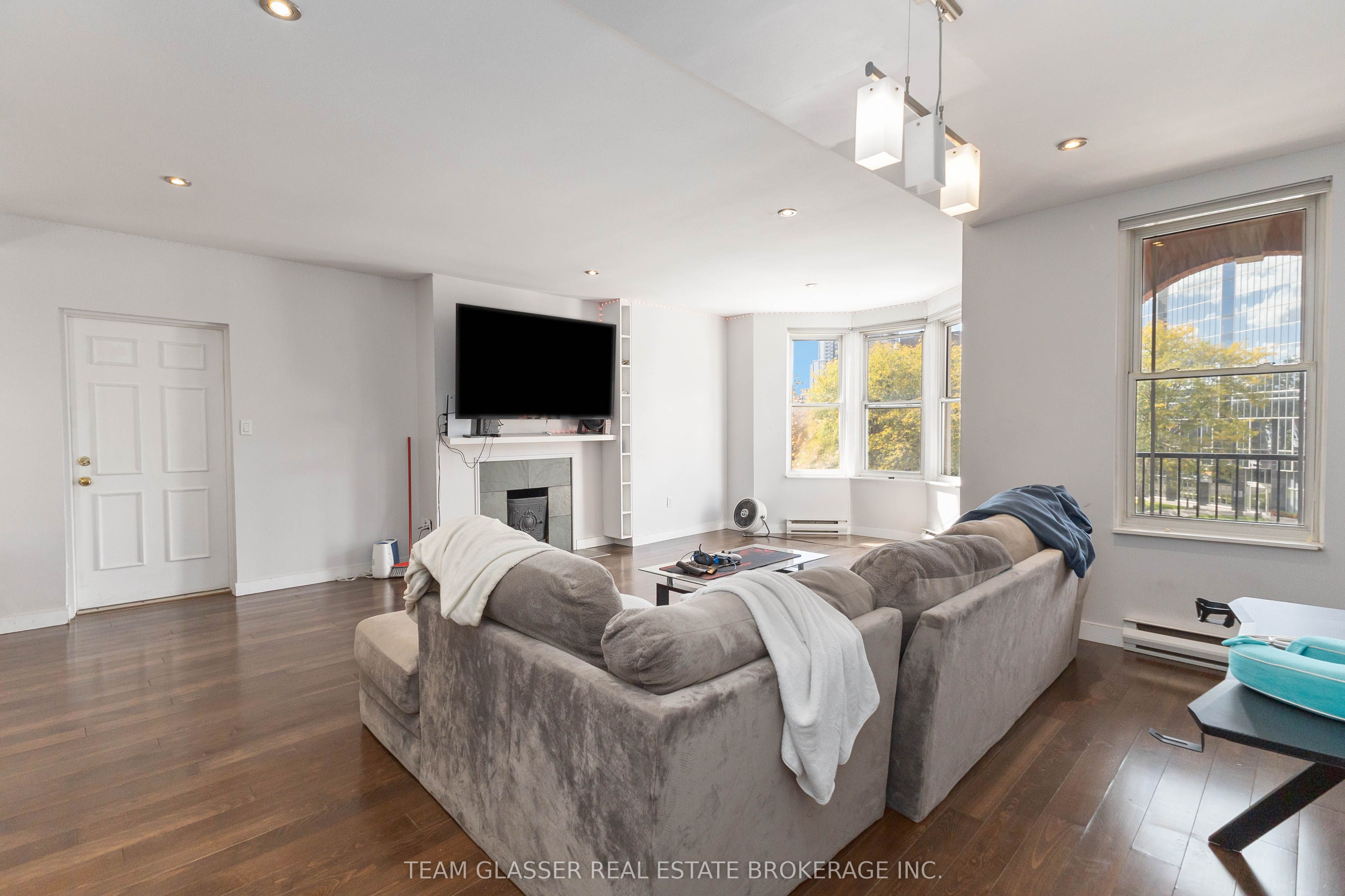 Unit 303 - 440 WELLINGTON Street, London 5