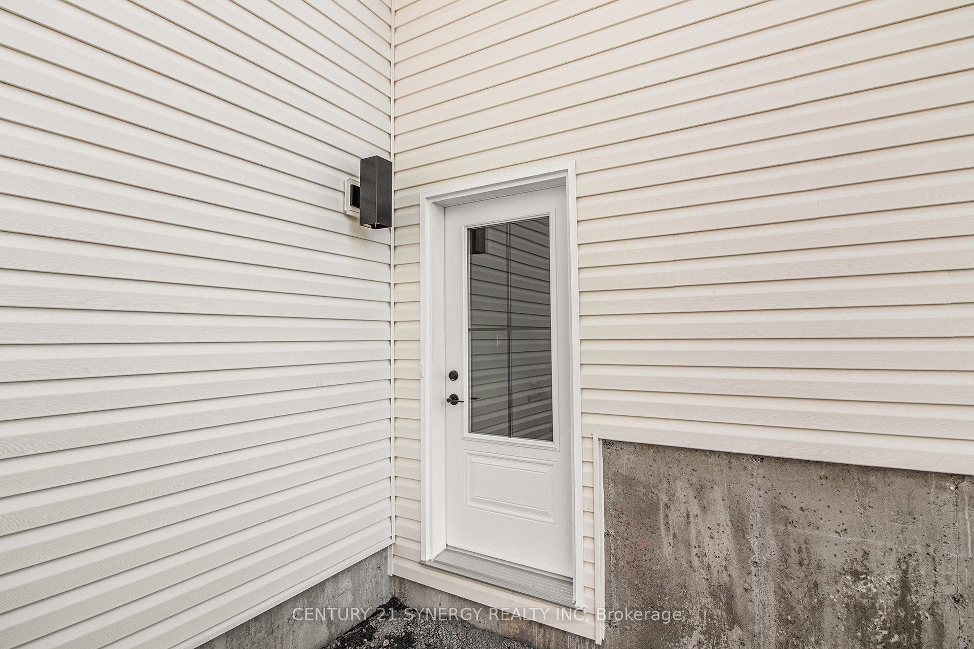 Unit B - 60 Helen Street, North Stormont 2