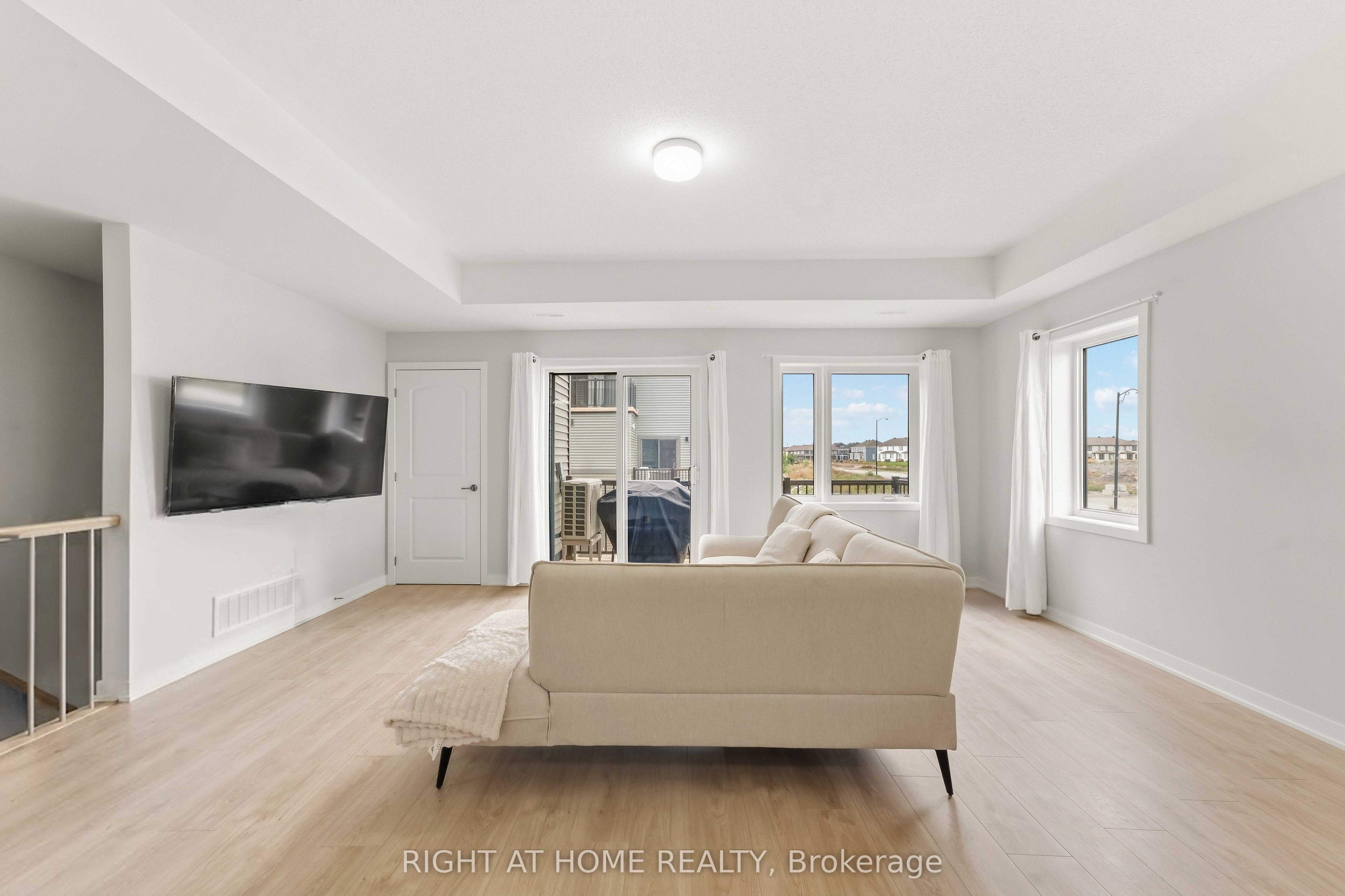 206 Parnian Private, Nepean 5