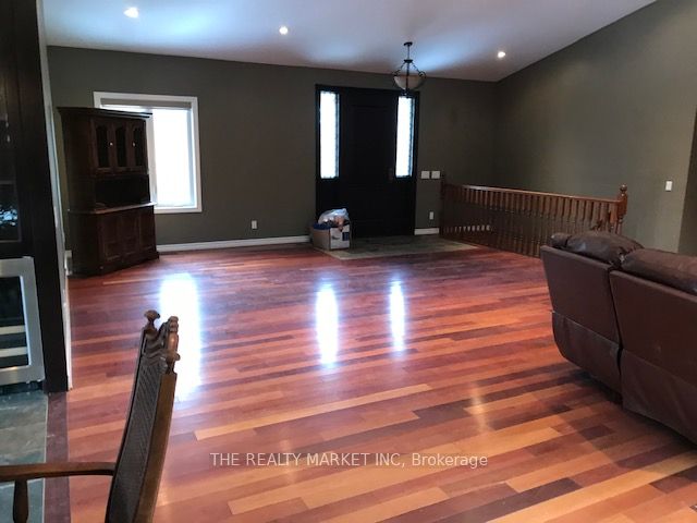 Unit upper level - 383206 20 Side Road, Amaranth 4