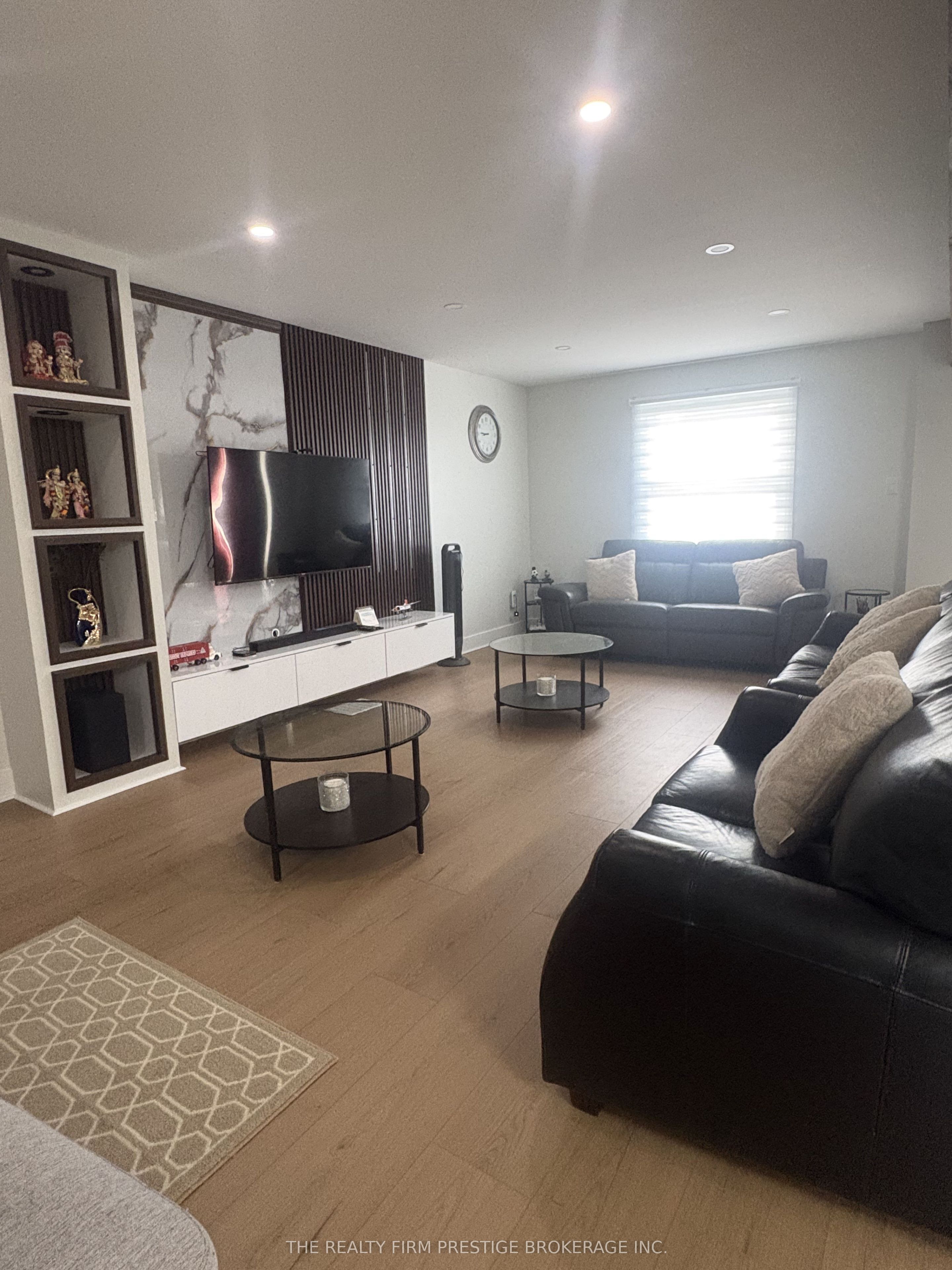 Unit Main/Upper - 612 Fox Mill Place, London 4