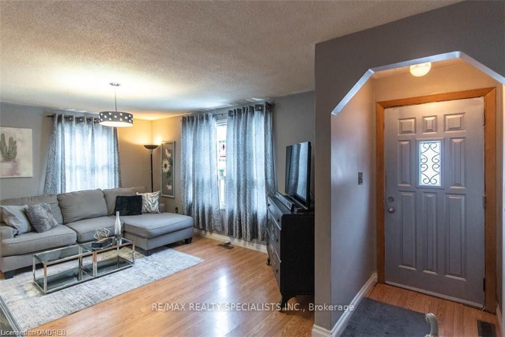 9697 Dickenson Road, Glanbrook 4